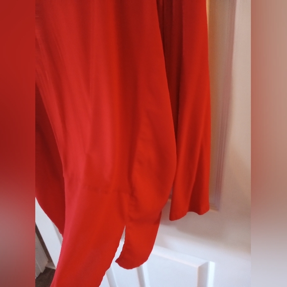 Diane Gilman women's red angled blouse - Picture 8 of 12